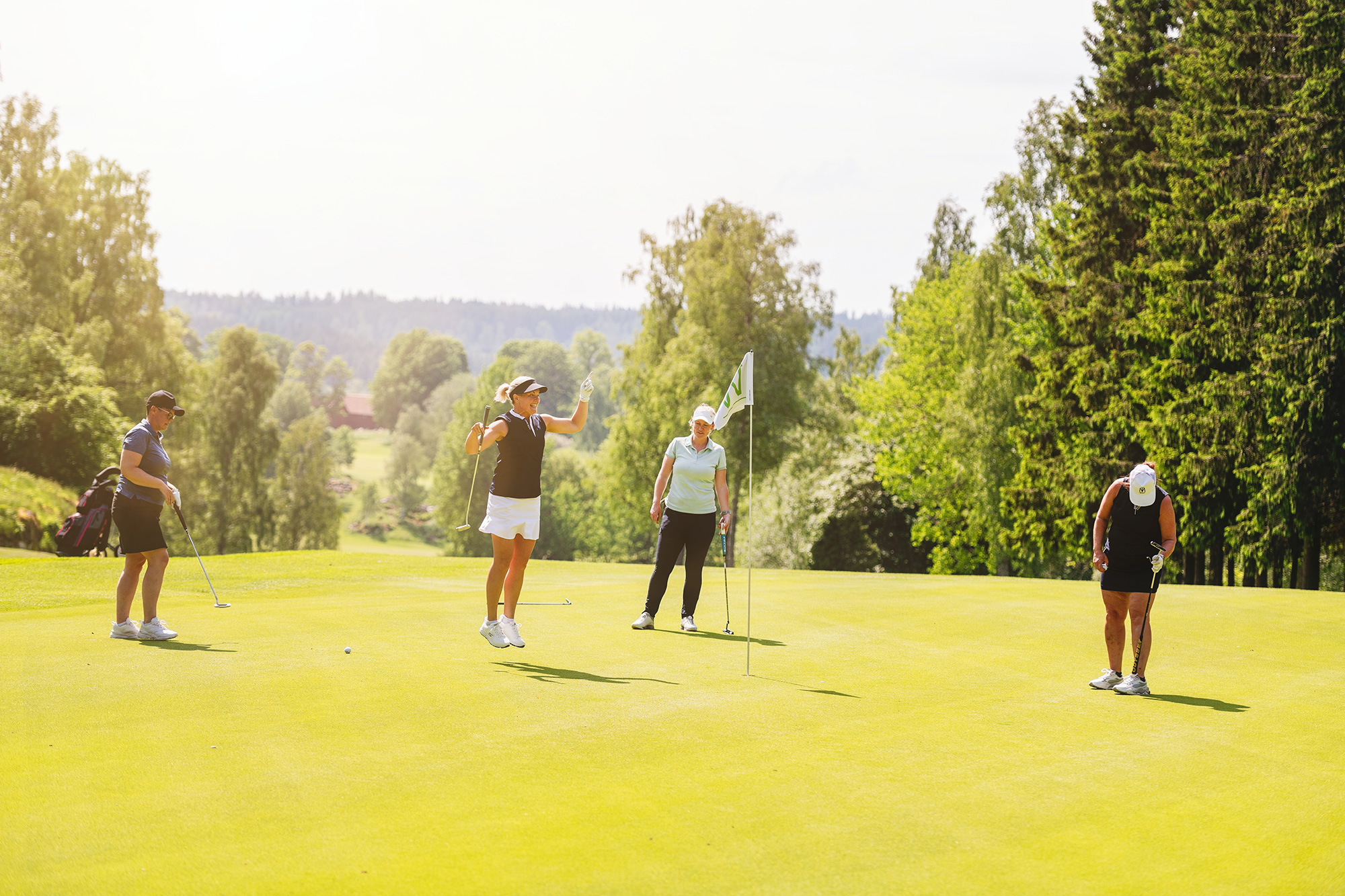 Personer spelar golf på Wiredaholm - köp ditt 2026 års golfpaket