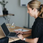 konferenspaket - kvinna jobbar vid datorn