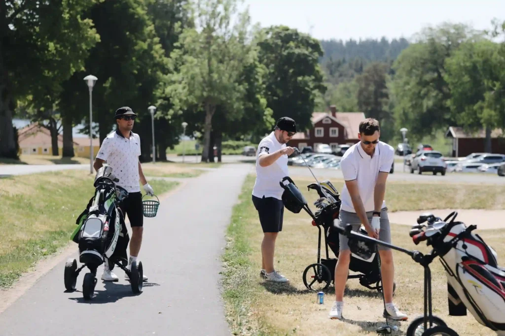 konferensaktiviteter - personer spelar golf på wideraholm