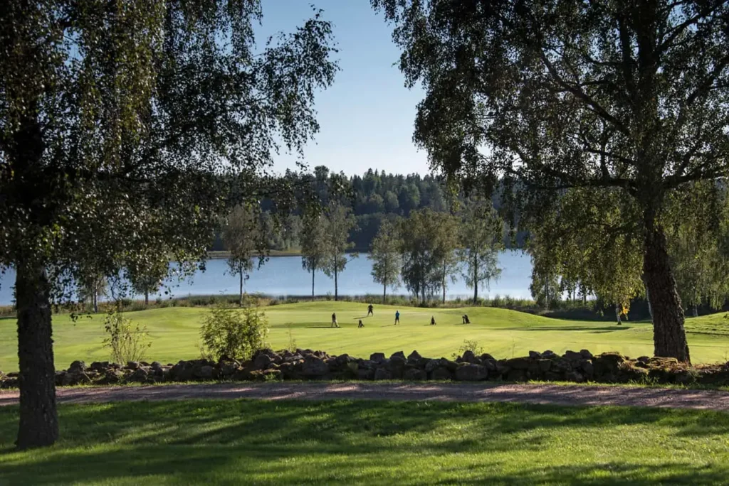 Golfresa i sverige - Vid viredaholmssjön - Säkra ditt 2026 års golfpaket på Wiredaholmm