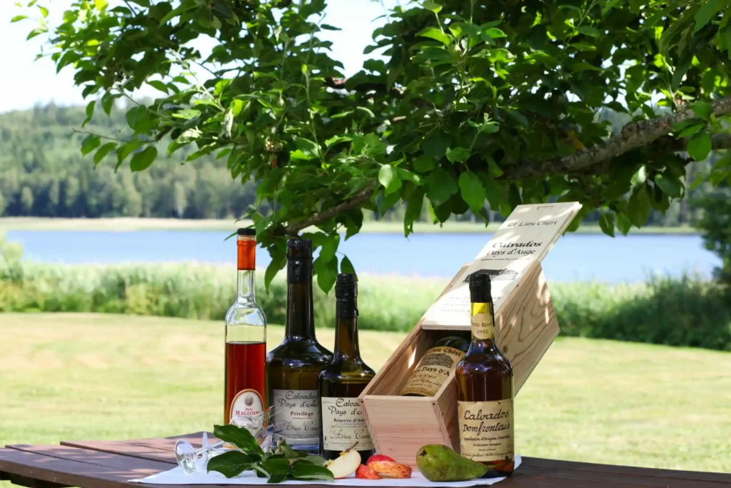 Golfpaket - Calvados flaskor under ett träd på ett bord