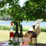 Golfpaket - Calvados flaskor under ett träd på ett bord