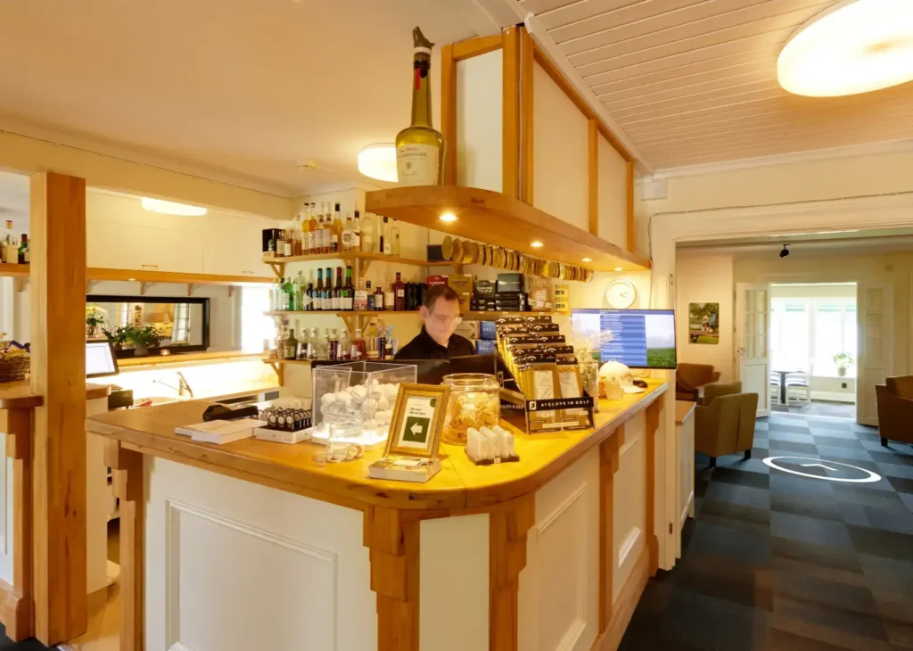 Per står i baren på Wiredaholms Golf & konferens - Bild från vår virtuell funktion som ger kunden möjlighet att se anläggningen innan bokning